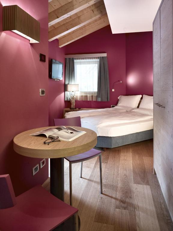 Color Home Suite Apartments Predazzo Chambre photo